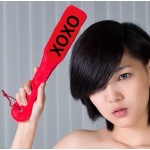 Пэдл-шлёпалка с надписью XOXO